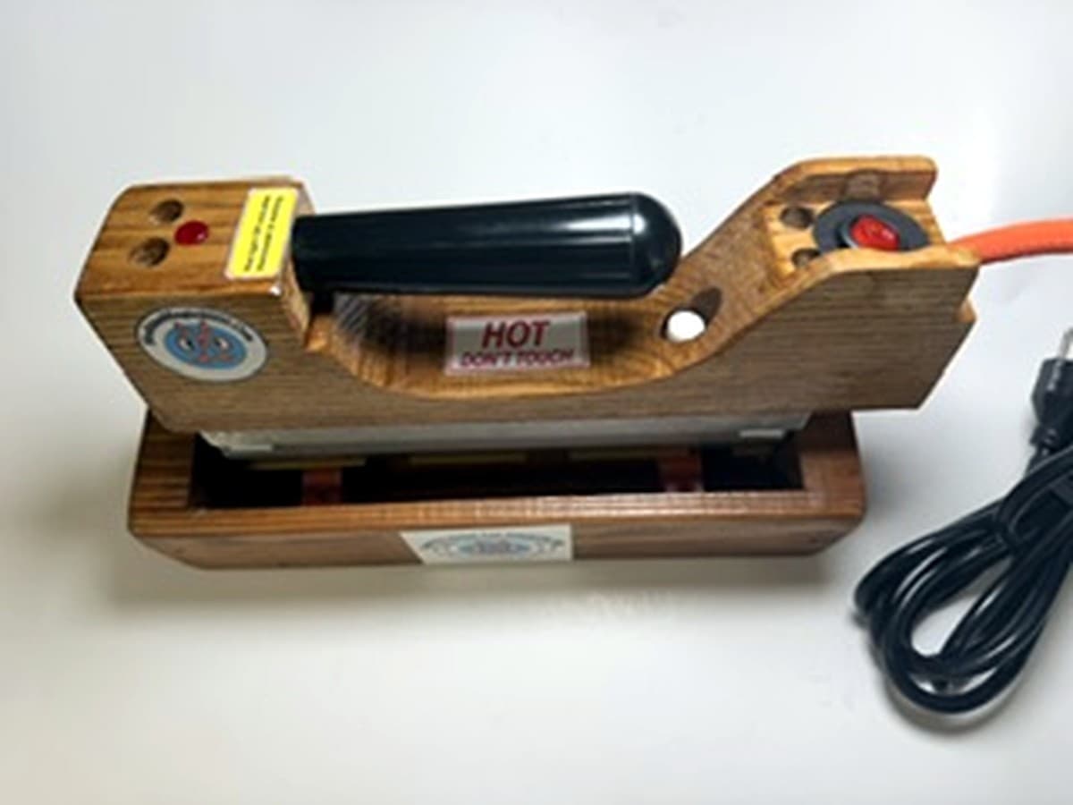 MM 9DLXPLUSCW Deluxe Plus Camel Wides iron with rear on/off switch in its wooden base